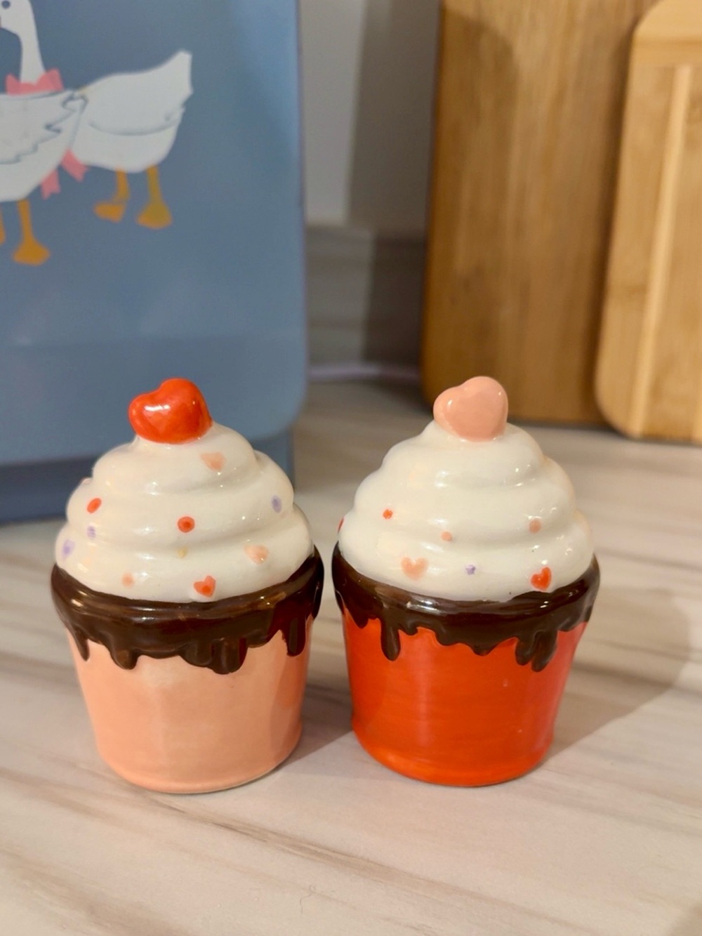 🧁CUPCAKE SALT AND PEPPER SHAKERS- CERAMIC